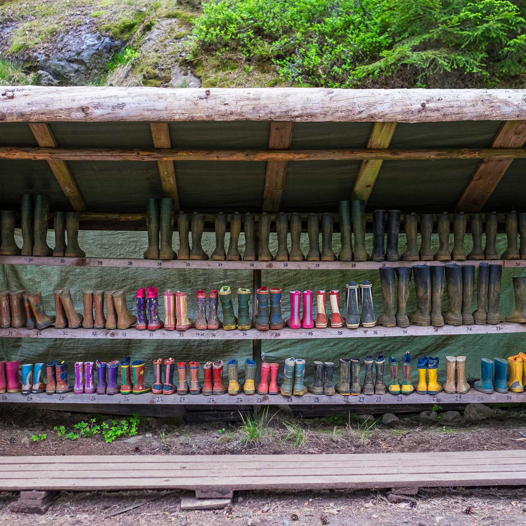 Det finns gummistövlar att låna vid Kleva Gruva