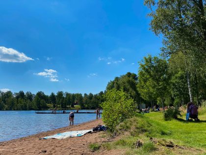 Strand och bad vid Mycklaflon